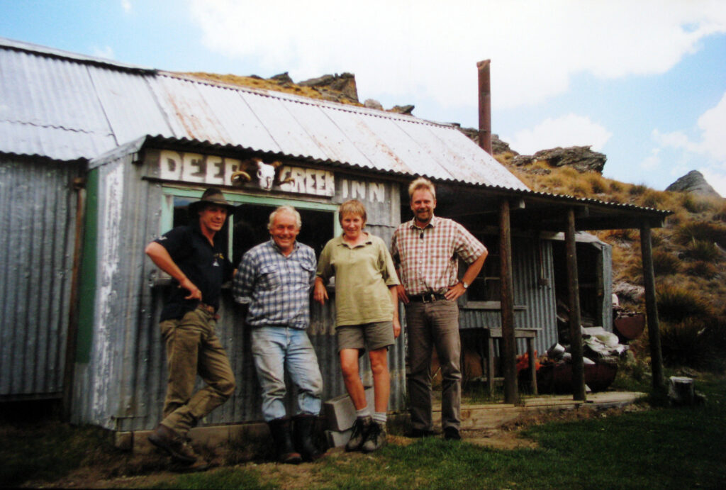 Vagn i selskab ved Deep Creek Inn, New Zealand: "Vagn hos kiwierne"