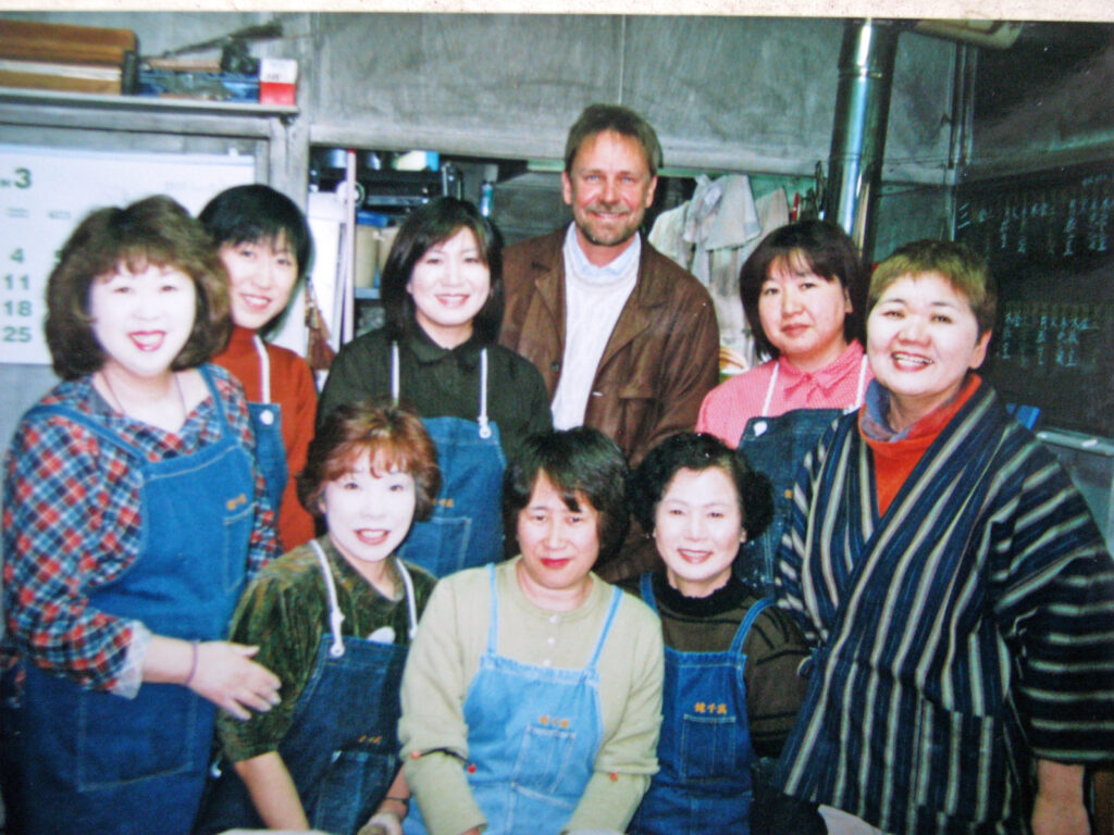 Vagn i kvindegruppe, foto fra optagelser til "Vagn i Japan"